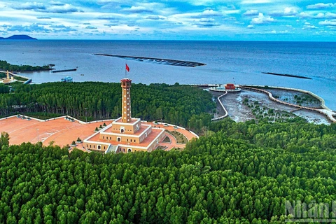 Từ Khu du lịch Đất Mũi nhìn ra cụm đảo Hòn Khoai - nơi có thể nhìn mặt trời mọc trên Biển Đông và lặn ở Biển Tây, Cà Mau. (ẢNH: HỮU TÙNG)