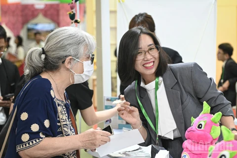 VITM Hà Nội 2025 thu hút đông đảo du khách, các tổ chức, doanh nghiệp kinh doanh dịch vụ du lịch, lữ hành trong nước và quốc tế quan tâm. (Ảnh: SƠN TÙNG)