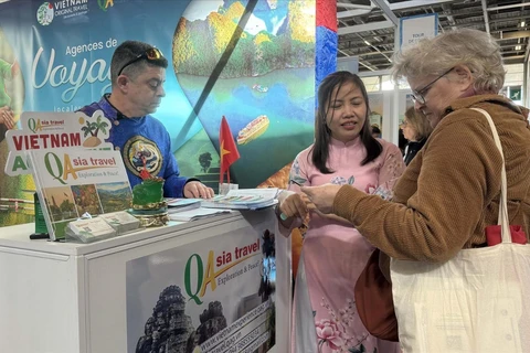 Du khách Pháp tìm hiểu các sản phẩm du lịch Việt Nam tại Hội chợ Du lịch toàn cầu năm 2026 diễn ra ở Thủ đô Paris. (Ảnh: TTXVN)
