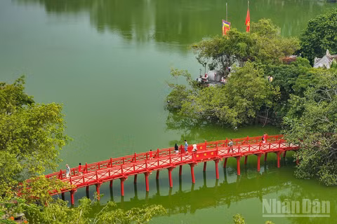Hà Nội được xem là trung tâm trung chuyển khách du lịch, thường đi đầu trong các hoạt động xúc tiến, liên kết vùng trên cả nước. (Ảnh: THẾ ĐẠI)
