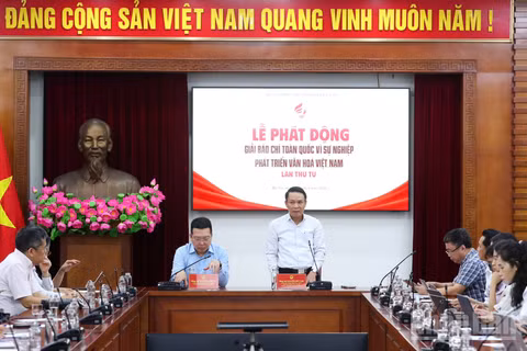 Nhà báo Nguyễn Đức Lợi, Phó Chủ tịch Thường trực Hội Nhà báo Việt Nam phát biểu tại sự kiện. (Ảnh: TRẦN HUẤN)