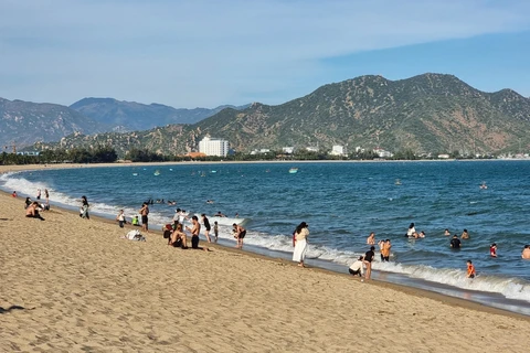 Khách du lịch khám phá biển Ninh Chữ. (Ảnh: TTXVN)