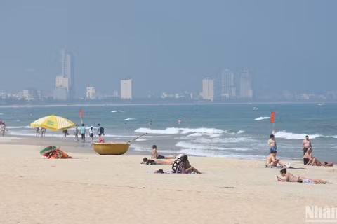 Du khách khám phá biển Mỹ Khê, Đà Nẵng. (Ảnh: ANH ĐÀO)