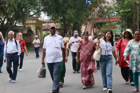 Đoàn khách du lịch Ấn Độ tham quan Việt Nam. (Ảnh: TTXVN)