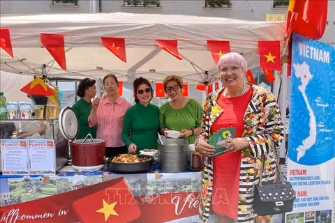 Bà Claudia Roth, Nghị sĩ Quốc hội Liên bang Đức, đến với gian hàng Việt Nam. (Ảnh: TTXVN)
