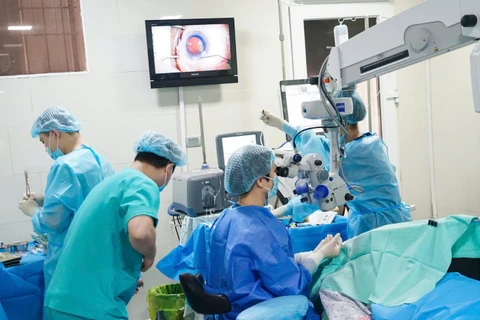 Dự án "Mắt sáng cộng đồng" bố trí các xe phẫu thuật lưu động đạt chuẩn bệnh viện để hỗ trợ người dân vùng sâu, vùng xa.