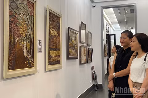 Công chúng thưởng thức các tác phẩm tại triển lãm "Cuộc chơi với lá". 