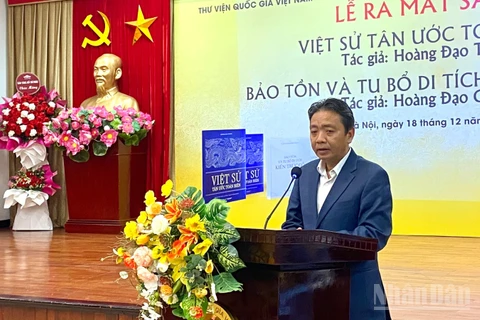 Thứ trưởng Văn hóa, Thể thao và Du lịch Hoàng Đạo Cương chia sẻ về cuốn sách "Bảo tồn và tu bổ di tích kiến trúc gỗ" tại sự kiện. (Ảnh: CHIÊU ANH)