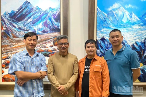 "Màu thời gian" là cuộc hội ngộ của 4 họa sĩ: Nguyễn Minh Chính, Nguyễn Minh Hải, Hà Huy Hiệp và Nguyễn Lương Huyên. (Ảnh: CHIÊU ANH)