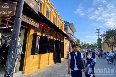 Khách du lịch tham quan phố cổ Hội An (Ảnh: CHIÊU ANH)