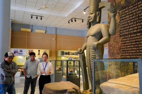 Du khách tham quan các hiện vật tại Nhà trưng bày Văn hóa Óc Eo. (Ảnh: TTXVN)