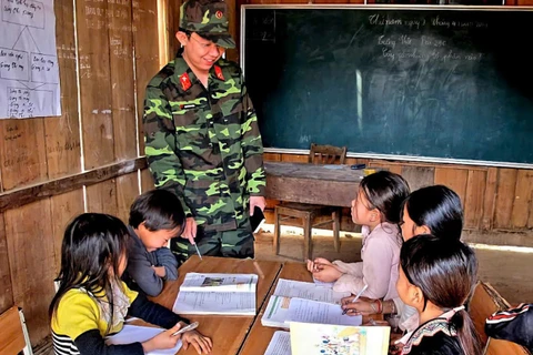 "Thầy giáo" Hoàng Trường Giang trong một tiết giảng dạy cho các học sinh vùng cao.