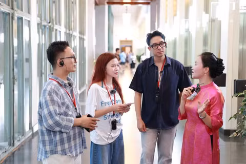 Các nhà sáng tạo nội dung lắng nghe câu chuyện về những món ăn được lên sóng trong phiên livestream.