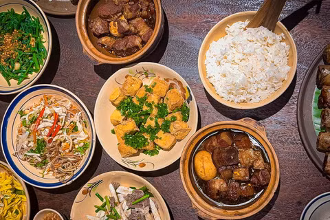 Thưởng thức mâm cơm Việt Nam là một trong những trải nghiệm khó quên của du khách quốc tế khi ghé thăm đất nước hình chữ S. (Ảnh: Travel & Leisure)