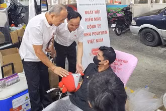 Động viên, thăm hỏi công nhân tham gia hiến máu tình nguyện.