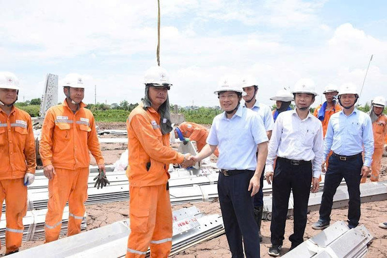 EVNHANOI xung kích hỗ trợ thi công dự án trọng điểm quốc gia đường dây 500kV mạch 3 Quảng Trạch-Phố Nối. z6831704600396-ee717fe85f01ccb121e91d7beeef2807.jpg