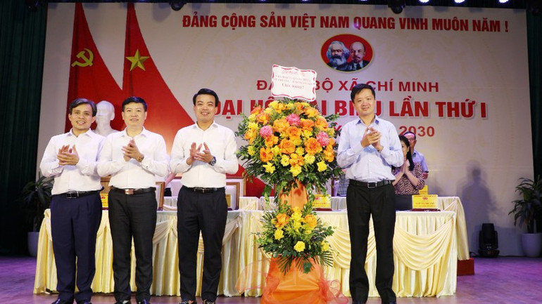 Journalist Ta Quang Dung, Head of the Culture and Society Department (Nhan Dan Newspaper) presented a flower basket to congratulate the success of the 1st Congress of Delegates of Chi Minh Commune (Hung Yen Province), term 2025-2030. anh-dung-tang-hoa-2979.jpg