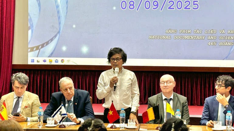 Đại diện Ban Tổ chức Liên hoan phim, Nghệ sĩ ưu tú Trịnh Quang Tùng, Phó Tổng Giám đốc phụ trách Hãng phim Tài liệu và Khoa học Trung ương chia sẻ về ý nghĩa, thông điệp của sự kiện và giới thiệu về các bộ phim tham gia Liên hoan lần thứ 15. gen-h-pgd-tung-3230.jpg
