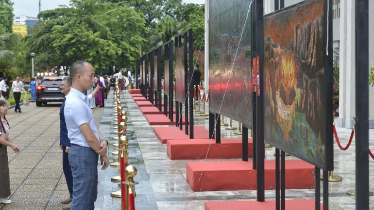 ការចាប់អារម្មណ៍បានបង្ហាញថាសាធារណជនមិនព្រងើយកន្តើយនឹងប្រវត្តិសាស្ត្រនិងវប្បធម៌សិល្បៈប្រពៃណី។ sm1-4688.jpg