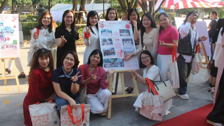 Generationer av alumner samlades vid 70-årsjubileet för fakulteten för kinesiska språket och kulturen. gen-h-z7228195050552-fc4cd39bc30f395f024fe60b9229dc8a-38.jpg