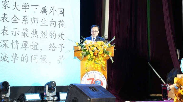 Docent Dr. Nguyen Dinh Hien, prefekt vid institutionen för kinesiska språket och kulturen, talade vid ceremonin för att fira 70-årsjubileet av fakultetens grundande. gen-h-z7228195042105-bb602c0cc53f9506e901e8d9daa26a80-2321.jpg