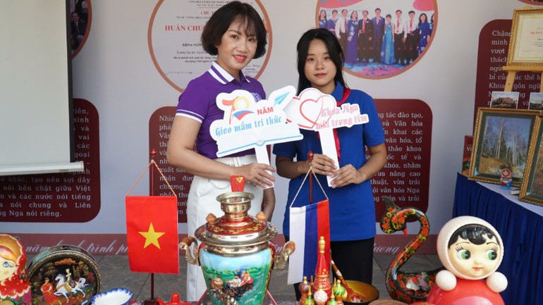 I montern finns souvenirer som är symboler för rysk kultur. gen-h-z7228195019415-1677ffe286774a8c49a969362718e6f4-2293.jpg