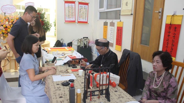 Många aktiviteter för att fira 70-årsjubileet för fakulteten för kinesiska språket och kulturen. gen-h-z7228195051190-6f51770f7234e9ee9d7ce8618eb5b759-3354.jpg