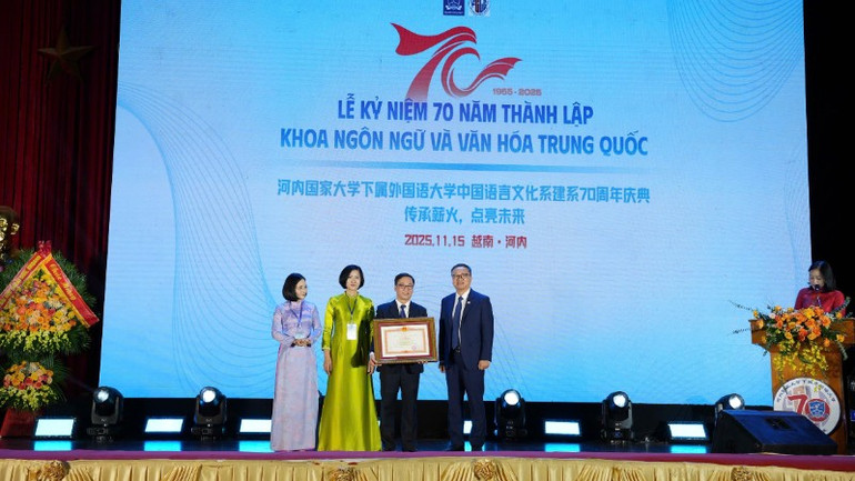 Fakulteten för kinesiska språket och kulturen (Universitetet för språk och internationella studier - Vietnams nationella universitet, Hanoi) mottog ett förtjänstintyg från premiärministern. gen-h-z7228194995256-f76844654c2794da6cb875430b006a03-9368.jpg