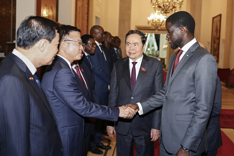 Chủ tịch Quốc hội Trần Thanh Mẫn giới thiệu thành viên đoàn Việt Nam với Tổng thống Senegal Bassirou Diomaye Faye. (Ảnh: TTXVN) 658d3027584dd113885c.jpg