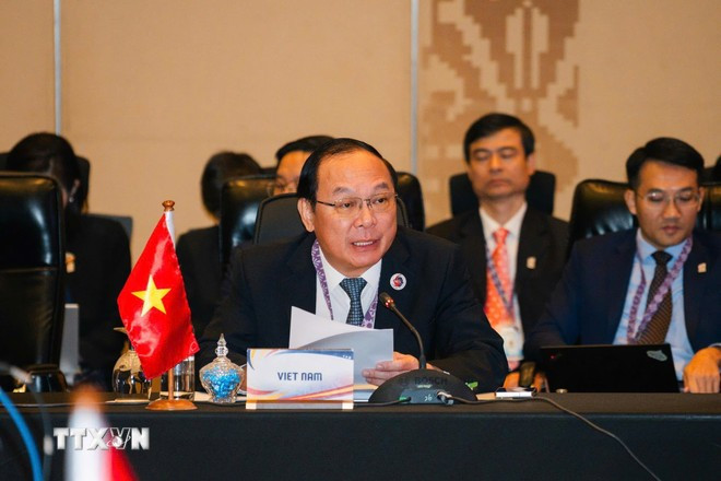 Trưởng đoàn Việt Nam, Thứ trưởng Nông nghiệp và Môi trường Lê Công Thành dự Hội nghị AMME-18 ở Langkawi (Malaysia). (Ảnh: TTXVN) Trưởng đoàn Việt Nam, Thứ trưởng Nông nghiệp và Môi trường Lê Công Thành dự Hội nghị AMME-18 ở Langkawi (Malaysia). (Ảnh: TTXVN)