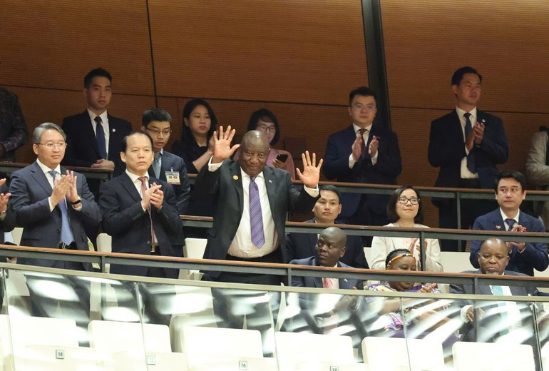 Tổng thống Nam Phi Matamela Cyril Ramaphosa dự khán phiên họp Quốc hội, sáng 24/10. (Ảnh: DUY LINH) image.jpg
