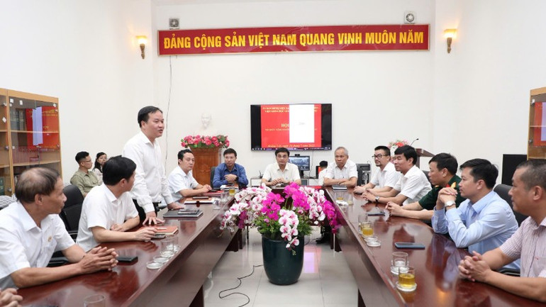 Delegates attending the conference discussed the content: Knowledge is the foundation for planning policies, operating local work and improving leadership and management effectiveness. tang-sach-3521.jpg