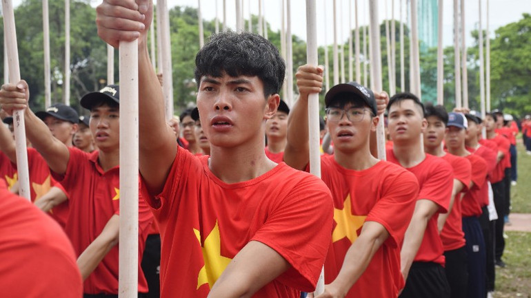 Tham gia đội hình hồng kỳ tại Lễ kỷ niệm 80 năm Cách mạng Tháng Tám và Quốc khánh 2/9, các em sinh viên coi đây là cơ hội để thể hiện lòng yêu nước, tinh thần cống hiến. ltu8297-4222.jpg