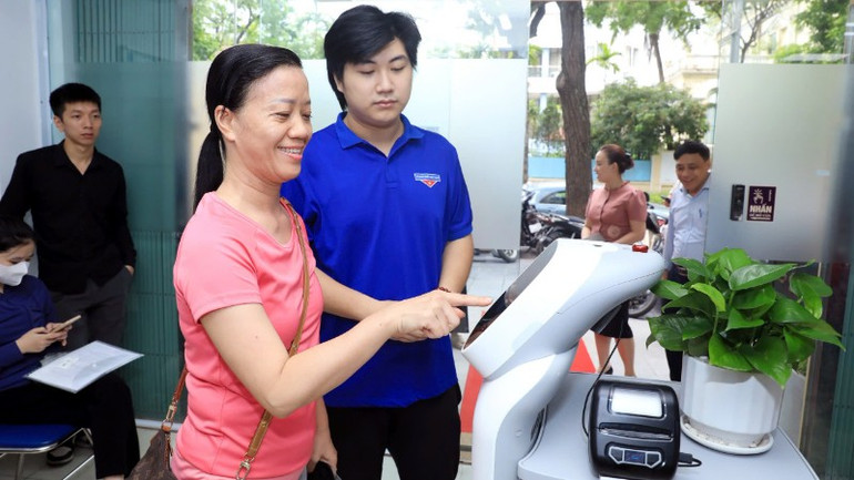 Phường Cửa Nam là phường đầu tiên trên địa bàn thành phố Hà Nội ứng dụng robot AI trong giải quyết thủ tục hành chính. gen-h-cua-nam-6-8639.jpg