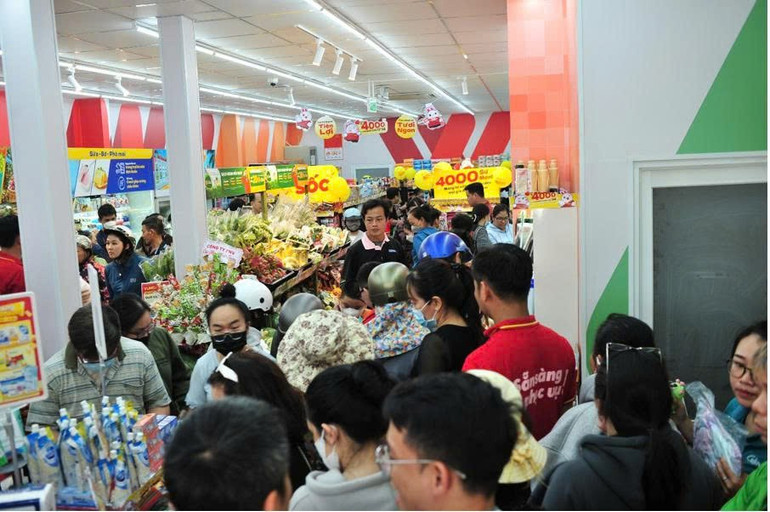 Chương trình “Giờ vàng–Giá chấn động” nhân dịp khai trương cửa hàng Winmart + thu hút đông đảo khách hàng quan tâm. z6757279370294-7c60feab1f5001c44cf5c8a0e1acc086.jpg