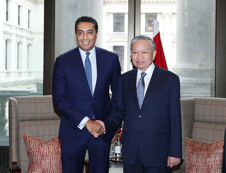 Tổng Bí thư Tô Lâm tiếp ông Saif Malik, Tổng Giám đốc kiêm Giám đốc Khối Khách hàng Doanh nghiệp và Đầu tư, Ngân hàng Standard Chartered tại Vương Quốc Anh. (Ảnh: TTTXVN) vna-potal-tong-bi-thu-to-lam-tiep-ong-saif-malik-tong-giam-doc-kiem-giam-doc-khoi-khach-hang-doanh-nghiep-va-dau-tu-ngan-hang-standard-charter-tai-vuo-8373014.jpg