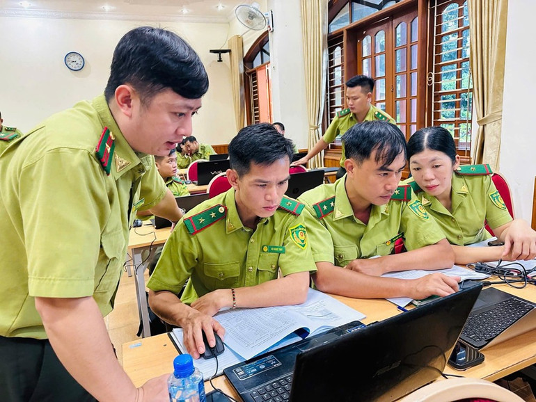 Cán bộ kiểm lâm tỉnh Sơn La tham gia lớp tập huấn về ứng dụng công nghệ số trong quản lý, giám sát và bảo vệ rừng. (Ảnh: LUYỆN TUẤN) 3.jpg