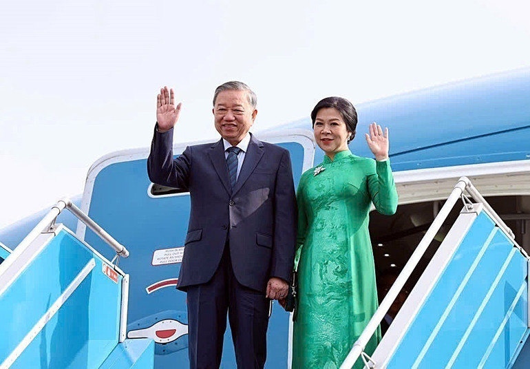 Tổng Bí thư Tô Lâm và Phu nhân rời Thủ đô Hà Nội, lên đường thăm cấp Nhà nước Đại Hàn Dân Quốc. (Ảnh: TTXVN) vna-potal-tong-bi-thu-to-lam-va-phu-nhan-len-duong-tham-cap-nha-nuoc-dai-han-dan-quoc-8201152.jpg
