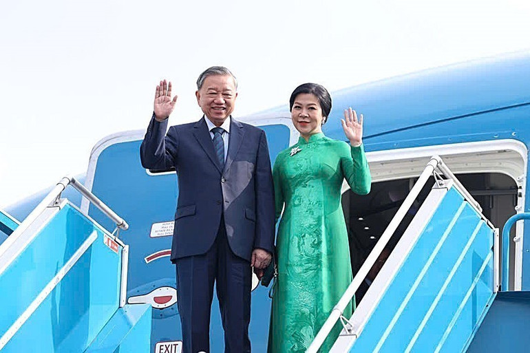Tổng Bí thư Tô Lâm và Phu nhân lên đường thăm cấp Nhà nước Đại Hàn Dân Quốc. (Ảnh: TTXVN) vna-potal-tong-bi-thu-to-lam-va-phu-nhan-len-duong-tham-cap-nha-nuoc-dai-han-dan-quoc-8201153.jpg