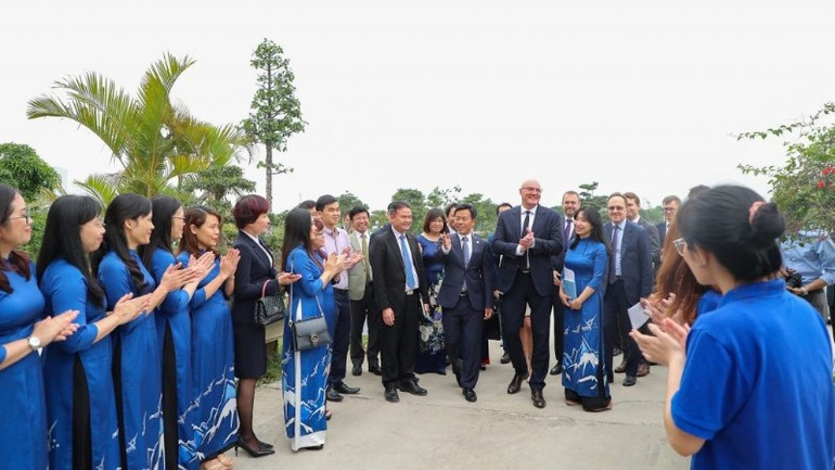 Fakultetsstyrelsen och studenter vid fakulteten för ryska språket och kultur välkomnade Rysslands vice premiärminister D.N. Chernyshenko till ett besök vid Vietnams nationaluniversitet i Hanoi. image-294-1024x682-6470.jpg