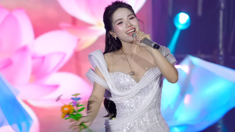 Một tiết mục biểu diễn của ca sĩ Thuỳ Chi biểu tại sự kiện. anh-man-hinh-2025-10-05-luc-200649-2345.png