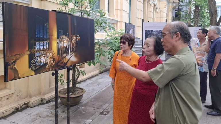 Ngoài ra, triển lãm cũng giới thiệu các tư liệu quá trình trùng tu phục hồi các công trình kiến trúc có nhiều giá trị văn hoá lịch sử trong địa bàn phường Cửa Nam. gen-h-z6843400337832-005-bc8df6f48e7ecfd453ffe4f935426194-7236-4235.jpg