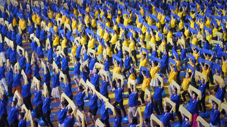 Màn đồng diễn yoga với hơn 700 mẹ bầu tham gia. image-from-api-6-8219.jpg