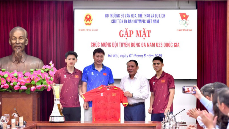 Thay mặt Ban huấn luyện U23 Việt Nam, huấn luyện viên Kim Sang-sik cùng các học trò trao tặng áo đấu của đội tuyển tới Bộ trưởng Bộ Văn hóa, Thể thao và Du lịch Nguyễn Văn Hùng. z6862539647950-946e90c4494b3cd1c45911effd922308-595.jpg