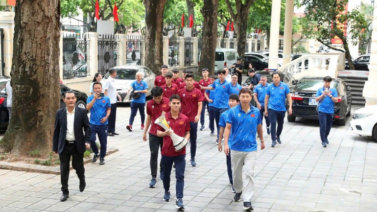 Thầy trò huấn luyện viên Kim Sang-sik mang Cúp vô địch U23 Đông Nam Á tới chia vui với lãnh đạo Bộ Văn hóa, Thể thao và Du lịch. z6862622465724-fb09b7b4f3da3c29a68d679ed6801a75-8850.jpg