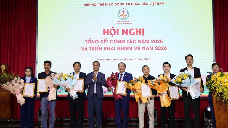 Konferansta tanıtılan Halk Kamu Güvenliği Spor Derneği'nin yeni Yürütme Kurulu üyeleri arasında Bach Mai Hastanesi Müdürü Doçent Dr. Dao Xuan Co (soldan 3.) ve T&T Grubu Yönetim Kurulu Başkan Yardımcısı Do Vinh Quang (sağdan 2.) yer alıyor. gen-o-z7200133829223-68b02491c57f536b69136a14b72d9dd6-1199.jpg