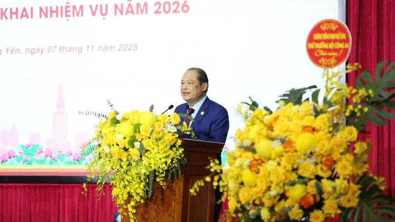 Halk Kamu Güvenliği Spor Derneği Ofis Şefi Tümgeneral Le Xuan Duc, Kamu Güvenliği Bakanı'nın geçtiğimiz yıl olağanüstü başarılara imza atan toplulukları ve bireyleri takdir etme kararını okudu. gen-o-z7200133829625-c568785eef62298c2e10424b75ca8976-2690.jpg