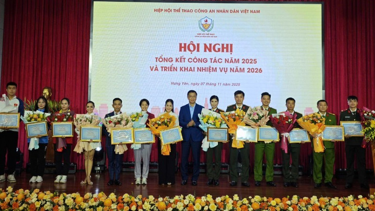 Kamu Güvenliği Bakanlığı Siyasi İşler Dairesi Müdürü Albay Pham Kim Dinh, ulusal ve uluslararası yarışmalarda üstün başarı gösteren Halk Kamu Güvenliği Sporları antrenör ve sporcularına Liyakat Belgeleri ve çiçekler verdi. gen-h-z7199727354366-f89fde8e7e93e751a98075c13b28ef82-282-6311.jpg