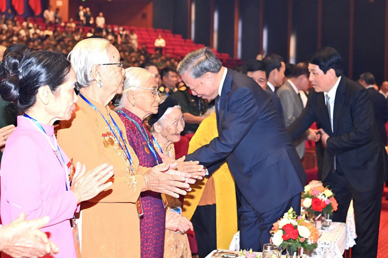 Tổng Bí thư Tô Lâm, Chủ tịch nước Lương Cường thăm hỏi các Bà mẹ Việt Nam Anh hùng tại cuộc gặp mặt người có công, nhân chứng lịch sử tiêu biểu. (Ảnh ĐĂNG KHOA) 1d33d685828409da5095.jpg