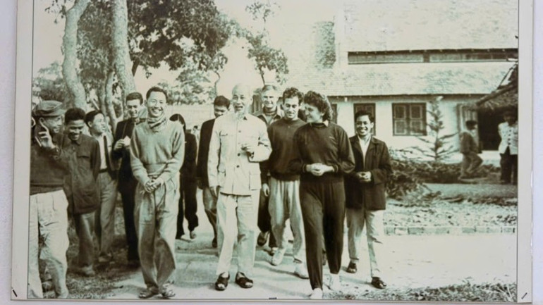 Ngày 14/12/1961, khi về thăm Trường Trung cấp Thể dục thể thao Trung ương (tiền thân của Trường Đại học Thể dục thể thao Bắc Ninh), Chủ tịch Hồ Chí Minh và đồng chí Vũ Tiến Quân, Phó Hiệu trưởng trường lúc đó cùng các chuyên gia Liên Xô đã đi thăm, kiểm tra cơ sở của trường. gen-h-z6934795482929-69a2d9853569d4bc8420231b29c03255-6578.jpg